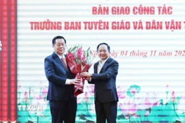 Ông Trịnh Văn Quyết, Bí thư Trung ương Đảng, Trưởng Ban Tuyên giáo và Dân vận Trung ương tặng hoa chúc mừng Đại tướng, Nguyễn Trọng Nghĩa, Ủy viên Bộ Chính trị, Bí thư Trung ương Đảng, Chủ nhiệm Tổng cục Chính trị Quân đội nhân dân Việt Nam. (Ảnh: Phương Hoa/TTXVN)