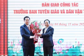 Ông Trịnh Văn Quyết, Bí thư Trung ương Đảng, Trưởng Ban Tuyên giáo và Dân vận Trung ương tặng hoa chúc mừng Đại tướng, Nguyễn Trọng Nghĩa, Ủy viên Bộ Chính trị, Bí thư Trung ương Đảng, Chủ nhiệm Tổng cục Chính trị Quân đội nhân dân Việt Nam. (Ảnh: Phương Hoa/TTXVN)