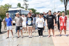 65 công dân Việt Nam liên quan hoạt động lừa đảo trực tuyến được cơ quan chức năng Campuchia trao trả. (Ảnh: Đậu Tất Thành/TTXVN)