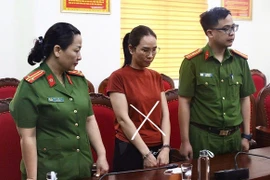 Đối tượng Vũ Thị Thúy (dấu X) bị bắt. (Ảnh: TTXVN phát)