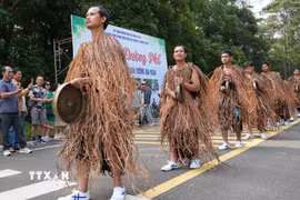 Lễ hội đường phố Măng Đen - Bản giao hưởng đại ngàn do hơn 300 nghệ nhân và người dân trên địa bàn xã thực hiện. (Ảnh: Dư Toán/TTXVN)