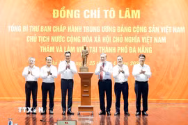 Tổng Bí thư, Chủ tịch nước Tô Lâm trao tặng Ban Thường vụ Thành ủy Đà Nẵng bức tượng Chủ tịch Hồ Chí Minh. (Ảnh: Thống Nhất/TTXVN)