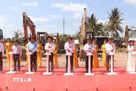 Các đại biểu bấm chuông khởi công dự án. (Ảnh: Tuấn Phi/TTXVN)