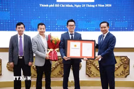 Ông Nguyễn Văn Được, Chủ tịch UBND Thành phố Hồ Chí Minh trao Giấy chứng nhận đầu tư cho đại diện doanh nghiệp. (Ảnh: TTXVN phát)