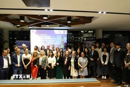 Các đại biểu tham dự sự kiện chụp ảnh lưu niệm cùng Ban lãnh đạo VIFA. (Ảnh: Phong Hà/TTXVN)