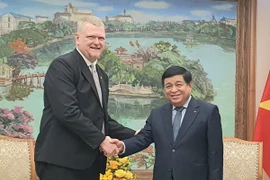 Phó Thủ tướng Nguyễn Chí Dũng tiếp ông Lien Andrew Michael, Phó Chủ tịch kiêm Tổng Giám đốc các nhà máy châu Á của Công ty trách nhiệm hữu hạn Kỹ nghệ gỗ Hoa Nét. (Ảnh: Chu Thanh Vân/TTXVN)