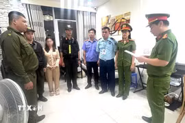 Cơ quan cảnh sát điều tra Công an thành phố Đồng Nai thi hành lệnh khám xét khẩn cấp đối tượng Trần Thị Thu Hà. (Ảnh: TTXVN phát)