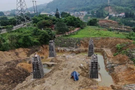 Công nhân khẩn trương hoàn thiện những phần việc cuối chuẩn bị cho việc đổ bê tông hố cột VT260. (Ảnh: Tuấn Anh/TTXVN)