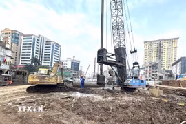 Máy móc thiết bị của các nhà thầu thi công dự án đường Vành đai 1 ở Hà Nội. (Ảnh: Quốc Lũy/TTXVN)