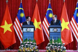 Thủ tướng Phạm Minh Chính và Thủ tướng Malaysia Anwar Ibrahim gặp báo chí hai nước. (Ảnh: Dương Giang/TTXVN)