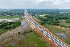 Một đoạn cao tốc Quảng Ngãi-Hoài Nhơn. (Ảnh: TTXVN phát)