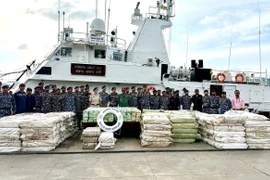 Lực lượng Cảnh sát biển Ấn Độ thu giữ ma túy trên tàu cá ở vùng biển Andaman. (Ảnh: ANI/TTXVN)