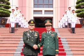Đại tướng Nguyễn Tân Cương và Đại tướng Songwit Noonpackdee tại lễ đón. (Ảnh: Trọng Đức/TTXVN)