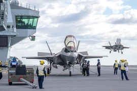 Tiêm kích F-35B tham gia một chuyến huấn luyện cùng tàu sân bay HMS Queen Elizabeth của Anh. (Nguồn: The Telegraph)