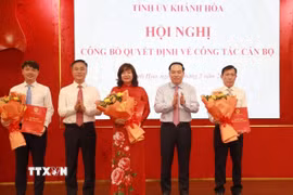 Đại diện Thường trực Tỉnh ủy Khánh Hòa trao các quyết định điều động, bổ nhiệm cán bộ. (Ảnh: Xuân Triệu/TTXVN)