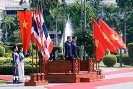 Tổng Bí thư, Chủ tịch nước Tô Lâm và Thủ tướng Thái Lan Anutin Charnvirakul trên bục danh dự, nghe Quân nhạc cử Quốc thiều hai nước. (Ảnh: Thống Nhất/TTXVN)