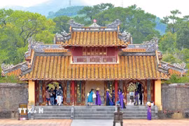 Du khách tham quan địa điểm du lịch tại thành phố Huế. (Ảnh: Hải Âu/TTXVN)