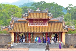 Du khách tham quan địa điểm du lịch tại thành phố Huế. (Ảnh: Hải Âu/TTXVN)