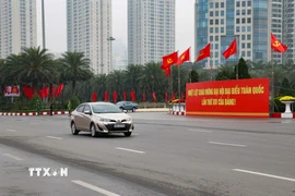Tại các nút giao thông trọng điểm và khu vực trung tâm, các cụm mô hình biểu tượng hoa sen cách điệu cùng logo Đại hội lần thứ XIV của Đảng được dựng lên trang trọng, tạo điểm nhấn rực rỡ cho diện mạo Thủ đô. (Ảnh: Vũ Quang/TTXVN)