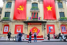 Trụ sở báo Hà Nội Mới được trang hoàng cờ hoa, pano và biểu ngữ chào mừng Đại hội lần thứ XIV của Đảng. (Ảnh: Vũ Quang/TTXVN)