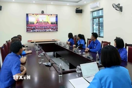 Đoàn viên thanh niên theo dõi phiên khai mạc Đại hội XIV của Đảng được truyền hình trực tiếp. (Ảnh: Quang Quyết/TTXVN)