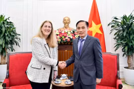 Bộ trưởng Bộ Ngoại giao Lê Hoài Trung đã tiếp bà Helene Budliger Artieda, Quốc Vụ khanh Bộ Kinh tế, Giáo dục và Nghiên cứu Thụy Sĩ. (Nguồn: Thế giới và Việt Nam)