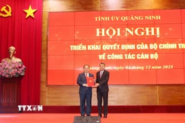 Ủy viên Bộ Chính trị, Bí thư Trung ương Đảng, Trưởng Ban Tổ chức Trung ương Lê Minh Hưng (phải) trao Quyết định cho tân Bí thư Tỉnh ủy Quảng Ninh Quản Minh Cường. (Ảnh: Văn Đức/TTXVN)