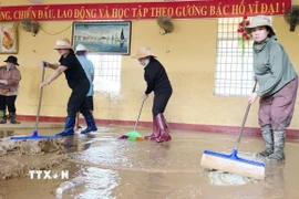 Trường Tiểu học và Trung học cơ sở Xuân Sơn Bắc (xã Đồng Xuân) nỗ lực dọn dẹp sau bão lũ để đón học sinh đi học trở lại. (Ảnh: Tường Quân/TTXVN)