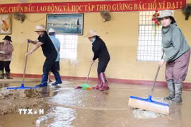 Trường Tiểu học và Trung học cơ sở Xuân Sơn Bắc (xã Đồng Xuân) nỗ lực dọn dẹp sau bão lũ để đón học sinh đi học trở lại. (Ảnh: Tường Quân/TTXVN)