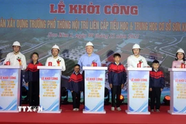 Phó Thủ tướng Thường trực Chính phủ Nguyễn Hòa Bình cùng các đại biểu thực hiện nghi thức khởi công dự án. (Ảnh: Hữu Qu‎yết/TTXVN)