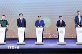 Thủ tướng Phạm Minh Chính và các đại biểu thực hiện nghi thức khởi công Dự án khu phức hợp đô thị, du lịch sinh thái, sân golf tại huyện Khoái Châu, tỉnh Hưng Yên (Trump International Hung Yen). (Ảnh: Phạm Kiên/TTXVN)