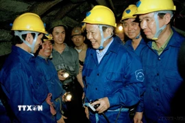 Chủ tịch nước Trần Đức Lương gặp gỡ công nhân Công ty Than Khe Chàm đang khai thác than trong hầm lò (2002). (Ảnh: Trọng Nghiệp/TTXVN)