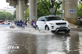 Khu vực trước cửa Đền Voi Phục ngập úng cục bộ sau trận mưa lớn. (Ảnh: Lê Đông/TTXVN)