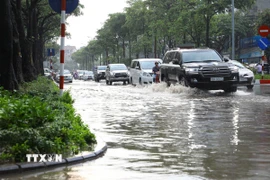 Ngã 3 phố Đào Tấn giao với Linh Lang ngập úng cục bộ. (Ảnh: Lê Đông/TTXVN)