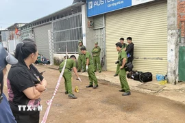 Khám nghiệm hiện trường để điều tra vụ việc. (Ảnh: Tường Quân/TTXVN)