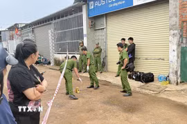 Khám nghiệm hiện trường để điều tra vụ việc. (Ảnh: Tường Quân/TTXVN)