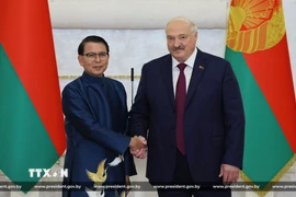 Đại sứ Đặc mệnh Toàn quyền nước Cộng hòa Xã hội Chủ nghĩa Việt Nam tại Belarus Nguyễn Văn Trung (trái) và Tổng thống Belarus Alexander Lukashenko. (Ảnh: TTXVN phát)