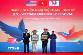 Lãnh đạo thành phố Cần Thơ tặng quà cho Đại sứ và Tổng lãnh sự Hoa Kỳ. (Ảnh: Nguyễn Hằng/TTXVN)