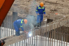 Thi công cao tốc trục ngang đoạn qua huyện Phụng Hiệp. (Ảnh: Nguyễn Hằng/TTXVN)