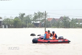 Nhiều phương tiện được lực lượng chức năng tỉnh Đắk Lắk huy động để cứu dân vùng ngập. (Ảnh: Tường Quân/TTXVN)