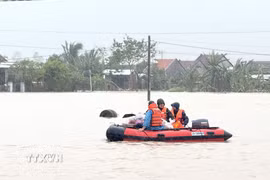 Nhiều phương tiện được lực lượng chức năng tỉnh Đắk Lắk huy động để cứu dân vùng ngập. (Ảnh: Tường Quân/TTXVN)