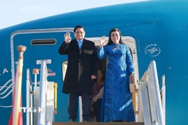 Thủ tướng Phạm Minh Chính và Phu nhân bắt đầu chuyến tham dự Hội nghị Thượng đỉnh G20 tại Nam Phi. (Ảnh: Dương Giang/TTXVN)