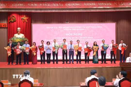 Chủ tịch Hội đồng Nhân dân thành phố Hà Nội Phùng Thị Hồng Hà và Phó Bí thư Thành ủy Hà Nội Nguyễn Văn Phong trao các quyết định của Ban Thường vụ Thành ủy Hà Nội cho các đồng chí. (Ảnh: Văn Điệp/TTXVN)
