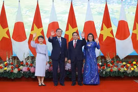 Thủ tướng Phạm Minh Chính và Thủ tướng Nhật Bản Ishiba Shigeru chụp ảnh chung trước hội đàm. (Ảnh: Dương Giang/TTXVN)