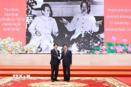 Chủ tịch nước Lương Cường và Tổng Bí thư, Chủ tịch nước Lào Thongloun Sisoulith dự Giao lưu Hữu nghị Việt-Lào với chủ đề 'Tình sâu hơn nước Hồng Hà-Cửu Long.' (Ảnh: Lâm Khánh/TTXVN)