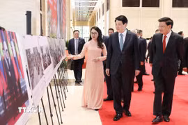 Chủ tịch nước Lương Cường và Tổng Bí thư, Chủ tịch nước Lào Thongloun Sisoulith tham quan trưng bày ảnh quan hệ hữu nghị hai nước do Thông tấn xã Việt Nam thực hiện. (Ảnh: Lâm Khánh/TTXVN)