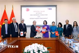 Tổng Giám đốc Thông tấn xã Việt Nam Vũ Việt Trang và Chủ tịch Hãng Thông tấn Kyodo News (Nhật Bản) Toru Mizutani ký Thỏa thuận hợp tác giữa Thông tấn xã Việt Nam và Kyodo News (Nhật Bản), sáng 3/8/2023. (Ảnh: An Đăng/TTXVN)