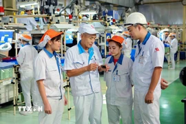 Chuyên gia Nhật Bản trao đổi công việc với công nhân Việt Nam tại Công ty TNHH Yokoi Muold Việt Nam (vốn đầu tư của Nhật Bản) trong khu công nghiệp Đình Trám. (Ảnh: Thành Đạt/TTXVN)
