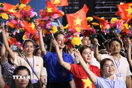 Tham gia khối diễu hành Văn hóa-Thể thao-Truyền thông có sự tham gia của nhiều hoa hậu, nghệ sỹ tiêu biểu. (Ảnh: Xuân Khu/TTXVN)