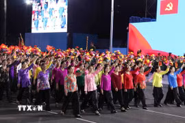 Khối đội hình diễu hành Đồng bào Việt Nam ở nước ngoài diễu hành trong lễ hợp luyện. (Ảnh: Xuân Khu/TTXVN)